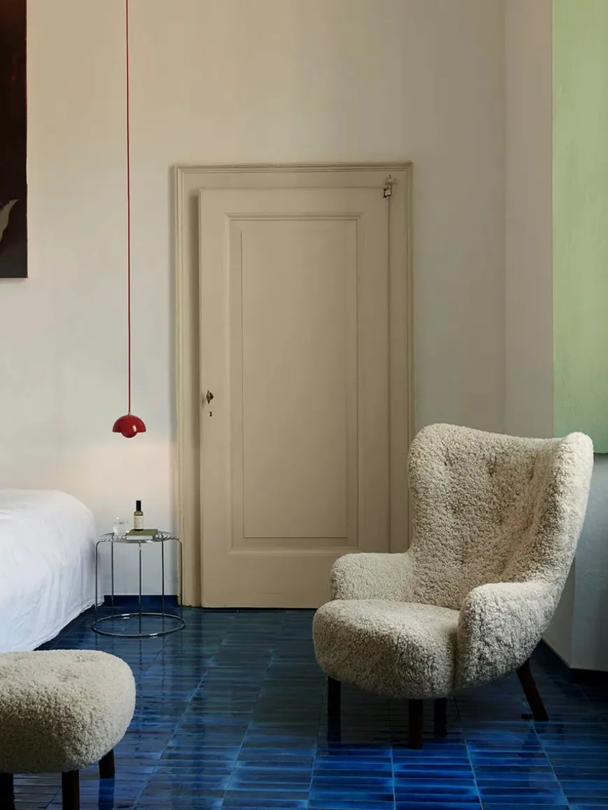 Petra VB3 Chair, moonlight sheepskin/walnut fra &Tradition