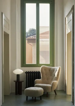 Petra VB3 inkl. Skammel, sheepskin moonlight fra &Tradition