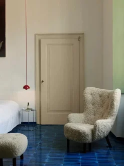 Petra VB3 inkl. Skammel, sheepskin moonlight fra &Tradition