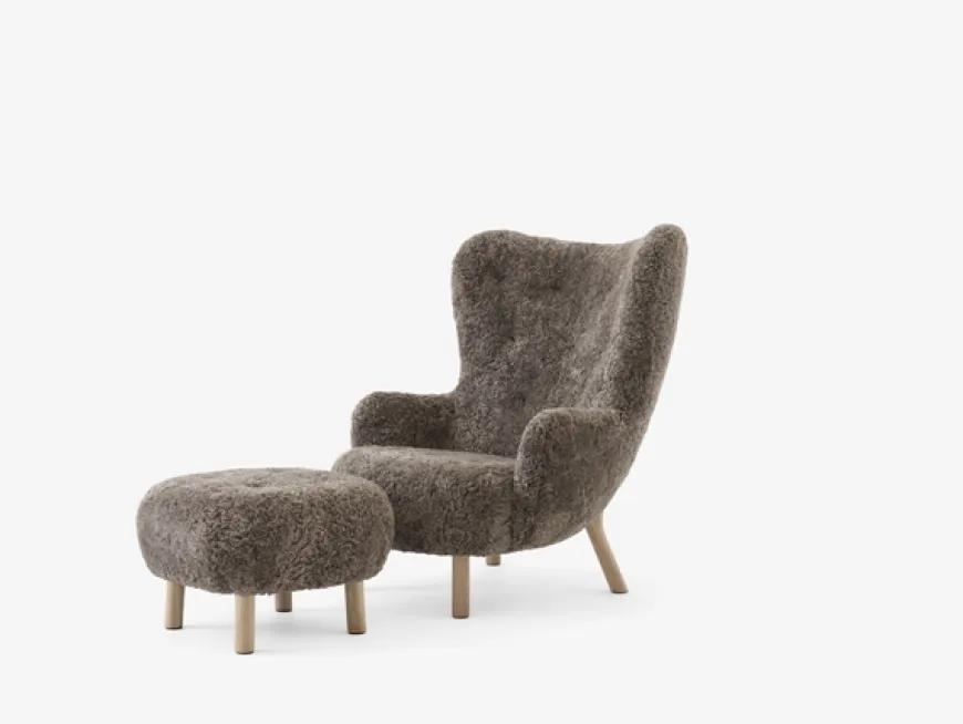 Petra VB3 lænestol inkl. Skammel, Ecriture 0640 fra &Tradition