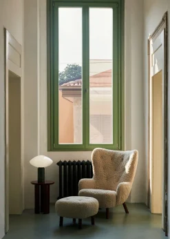 Petra VB3 lænestol inkl. Skammel, Sheepskin honey 50 fra &Tradition