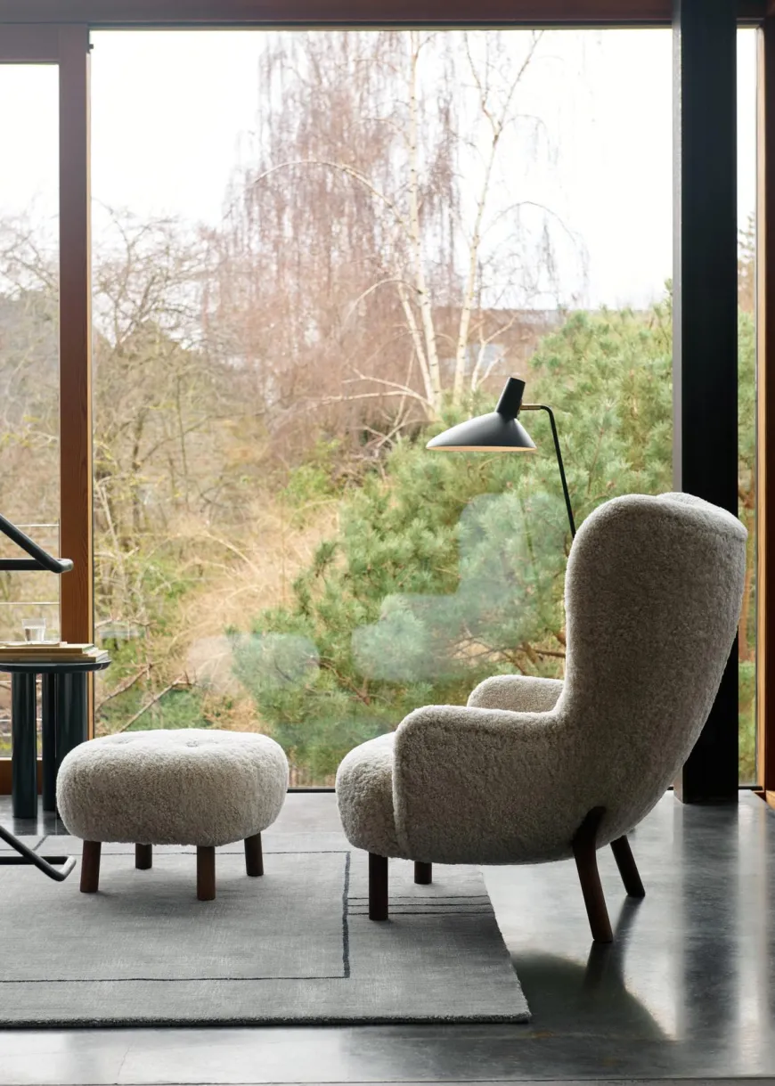 Petra VB3 lænestol inkl. Skammel, Sheepskin honey 50 fra &Tradition