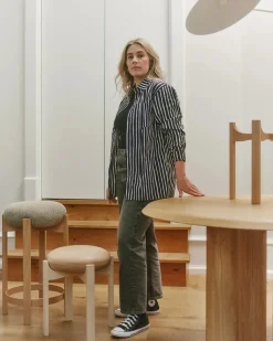 Pioneer Bar Stool, smoked oak/primo 86 fra Fredericia Furniture