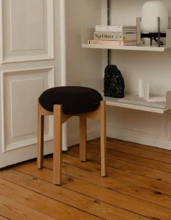 Pioneer Stool, smoked oak/primo 86 fra Fredericia Furniture