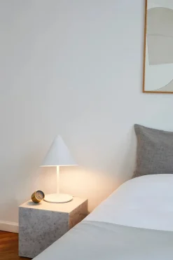 Plinth Cubic White Carrara marmor fra Audo Copenhagen