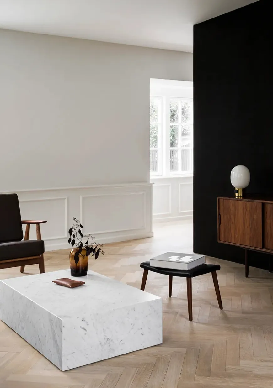 Plinth Low, grey galaxy marble fra Audo Copenhagen