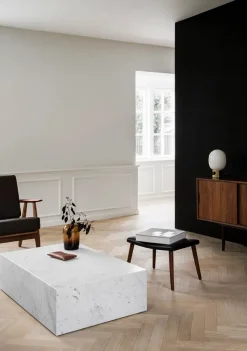 Plinth Low White Carrara marmor fra Audo Copenhagen