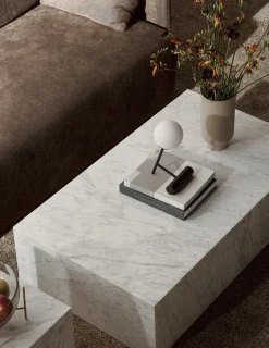 Plinth Low White Carrara marmor fra Audo Copenhagen