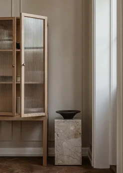 Plinth Tall Black Nero Marquina marmor fra Audo Copenhagen