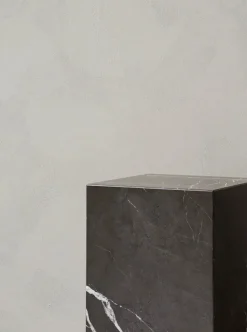 Plinth Tall, grey galaxy marble fra Audo Copenhagen