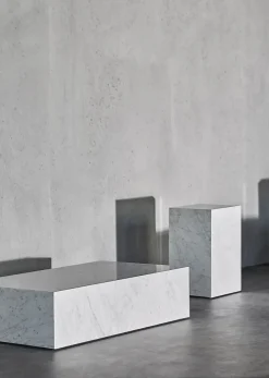 Plinth Tall, grey galaxy marble fra Audo Copenhagen