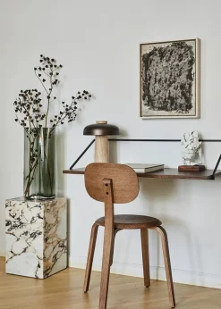 Plinth Tall Sand Kunis Breccia marmor fra Audo Copenhagen