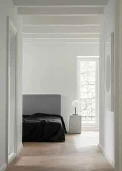 Plinth Tall White Carrara marmor fra Audo Copenhagen