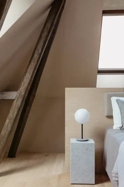 Plinth Tall White Carrara marmor fra Audo Copenhagen