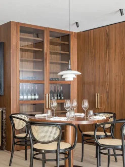 210R Armstol, sort fra Thonet