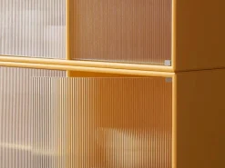 Ripple III Vitrineskab, inkl. ben fra Montana