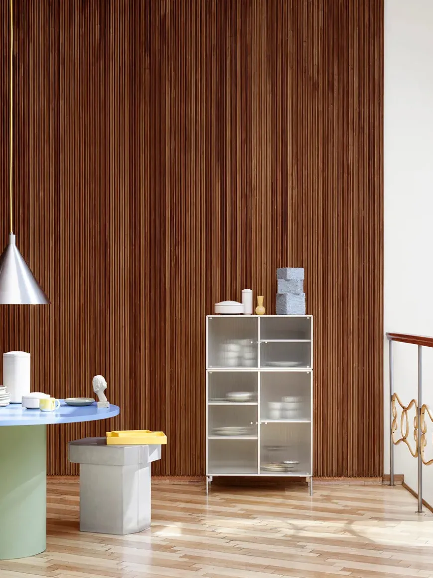 Ripple III Vitrineskab, inkl. ben fra Montana