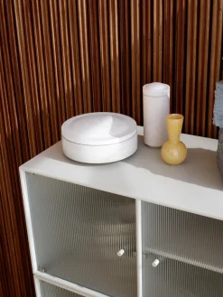 Ripple III Vitrineskab, inkl. ben fra Montana