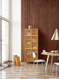 Ripple IV Vitrineskab, inkl. sokkel fra Montana