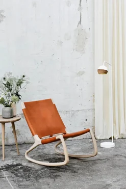 Rocker gyngestol, mat lakeret eg med whisky farvet læder fra Mater