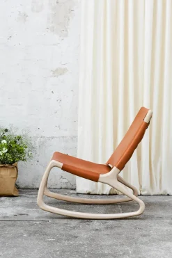 Rocker gyngestol, mat lakeret eg med whisky farvet læder fra Mater