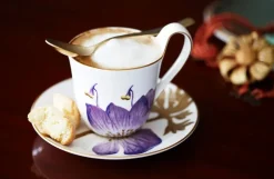 Royal Copenhagen Flora højhankskop med underkop, Iris