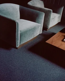 Shore Lounge Chair Plinth, umber fra New Works