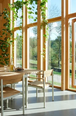 Skagerak Pelagus Armstol, light ivory fra Fritz Hansen