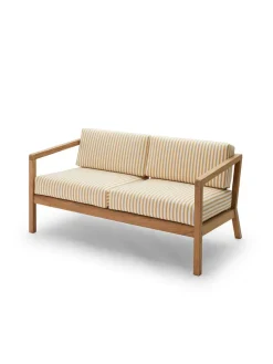 Skagerak Virkelyst 2 pers. Sofa, Golden Yellow Stripe fra Fritz Hansen