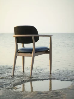 Slow spisebordsstol, eg sort læder fra Stellar Works