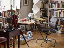 Soft Pad Chair EA 217 Kontorstol, sort læder/krom stel fra Vitra