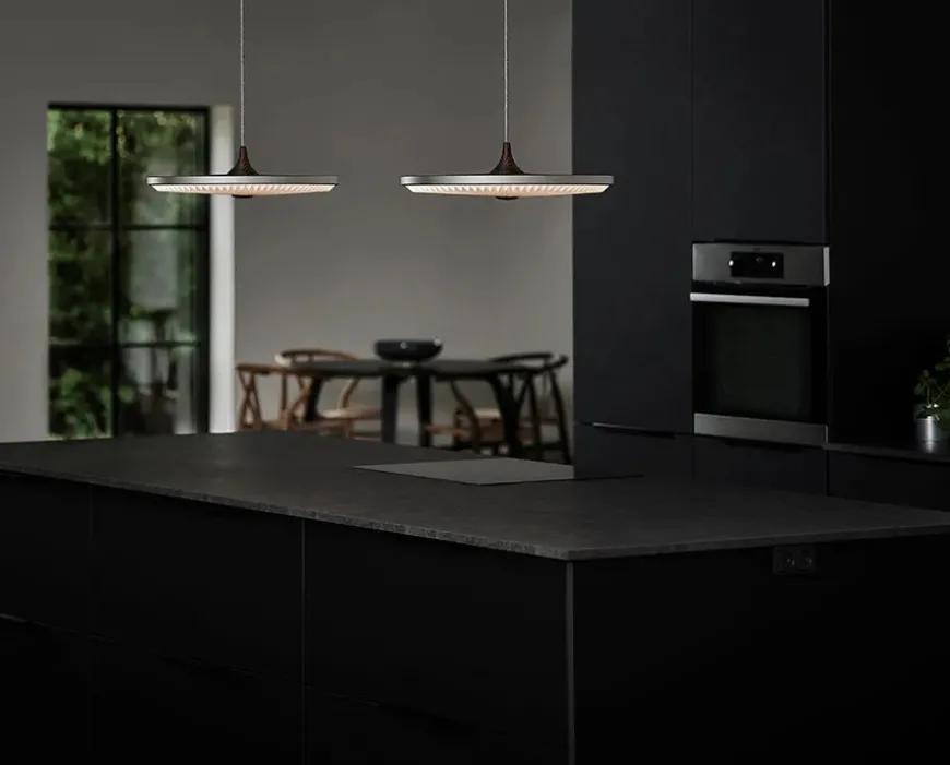 Soleil pendel medium, lys eg, plast skærm fra Le Klint