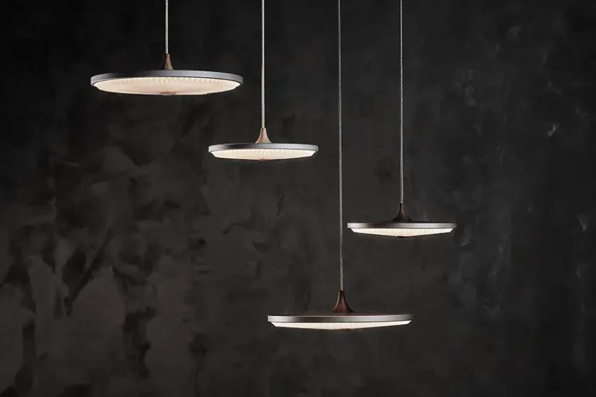 Soleil pendel medium, lys eg, plast skærm fra Le Klint