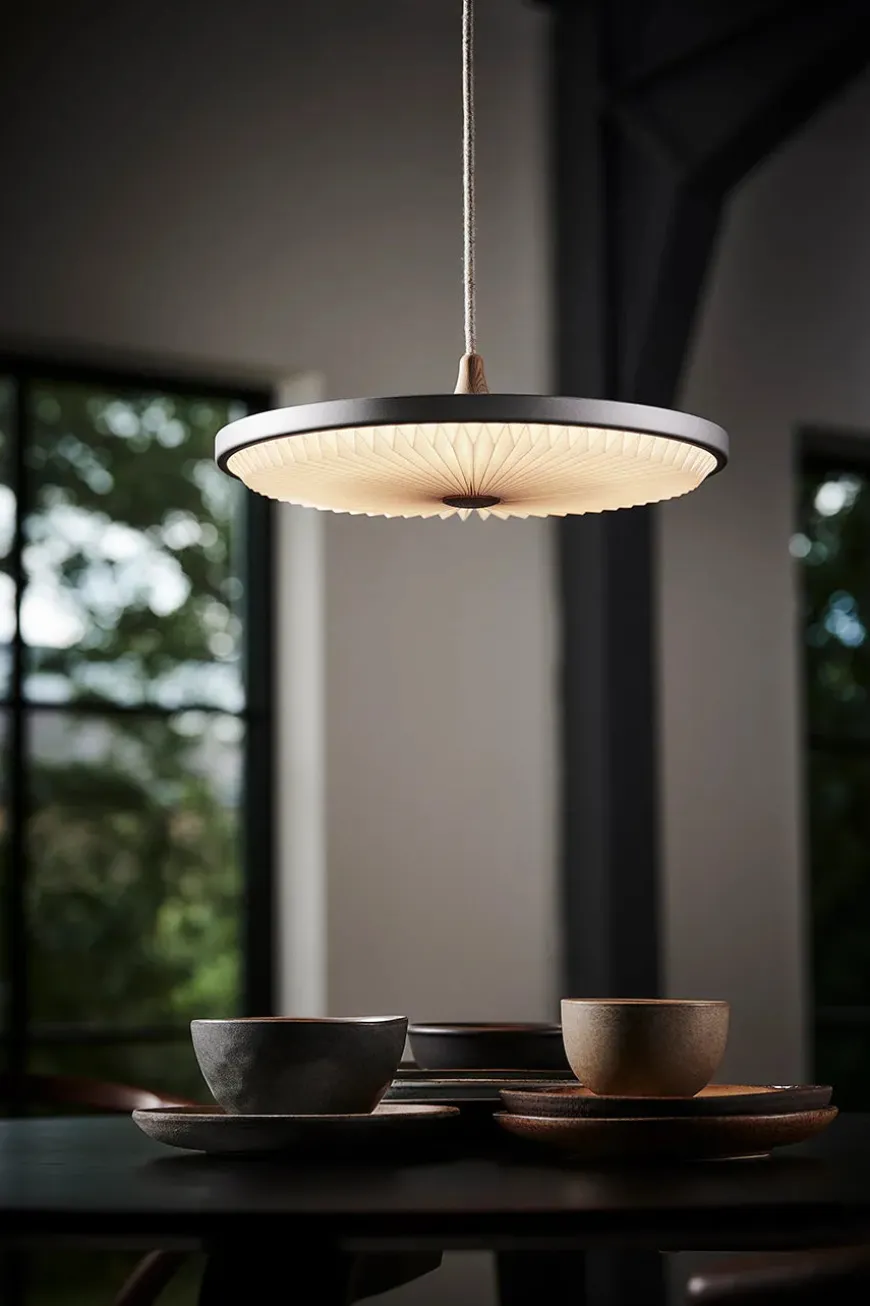 Soleil pendel small, lys eg, plast skærm fra Le Klint