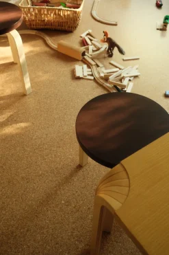 Stool 60, white laminate fra Artek