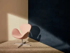 Svanen, sort læder/aluminium af Arne Jacobsen
