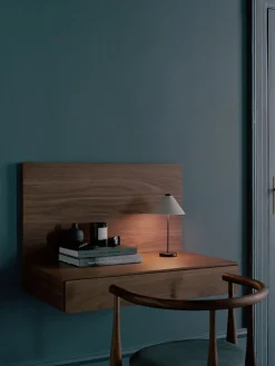 Tana Wall Mounted Desk, walnut fra New Works