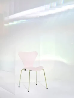 70th Anniversary Edition 3107 Spisebordsstol, 7:14 AM Green af Arne Jacobsen