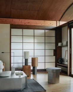 The Eight Over Eight Lamp Large, beige travertine fra Louise Roe