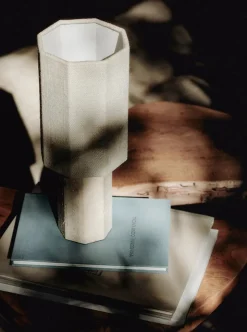 The Eight Over Eight Lamp Small, beige travertine fra Louise Roe