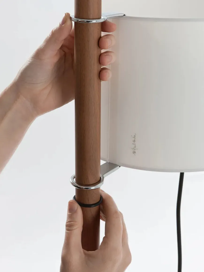 TMM Gulvlampe, valnød fra Santa and Cole