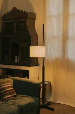 TMM Gulvlampe, valnød fra Santa and Cole