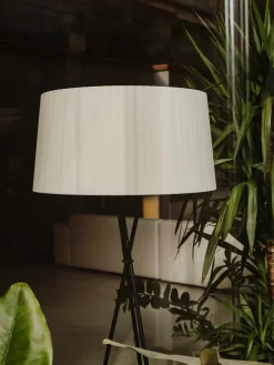 Tripode Gulvlampe fra Santa and Cole, raw green (G5)