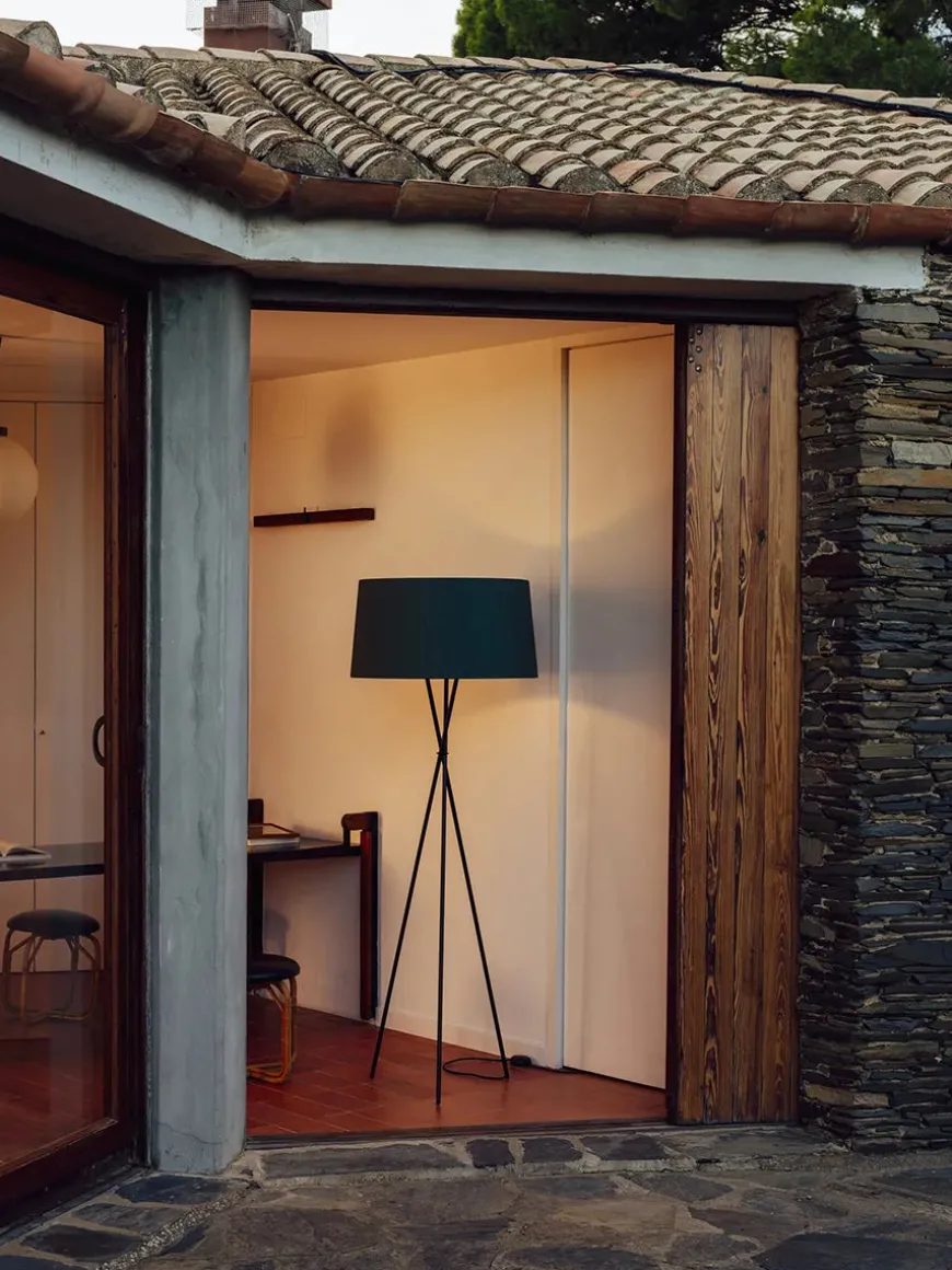 Tripode Gulvlampe fra Santa and Cole, mustard (G5)