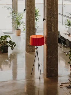 Tripode gulvlampe fra Santa and Cole, diplomatica stripe (G5)