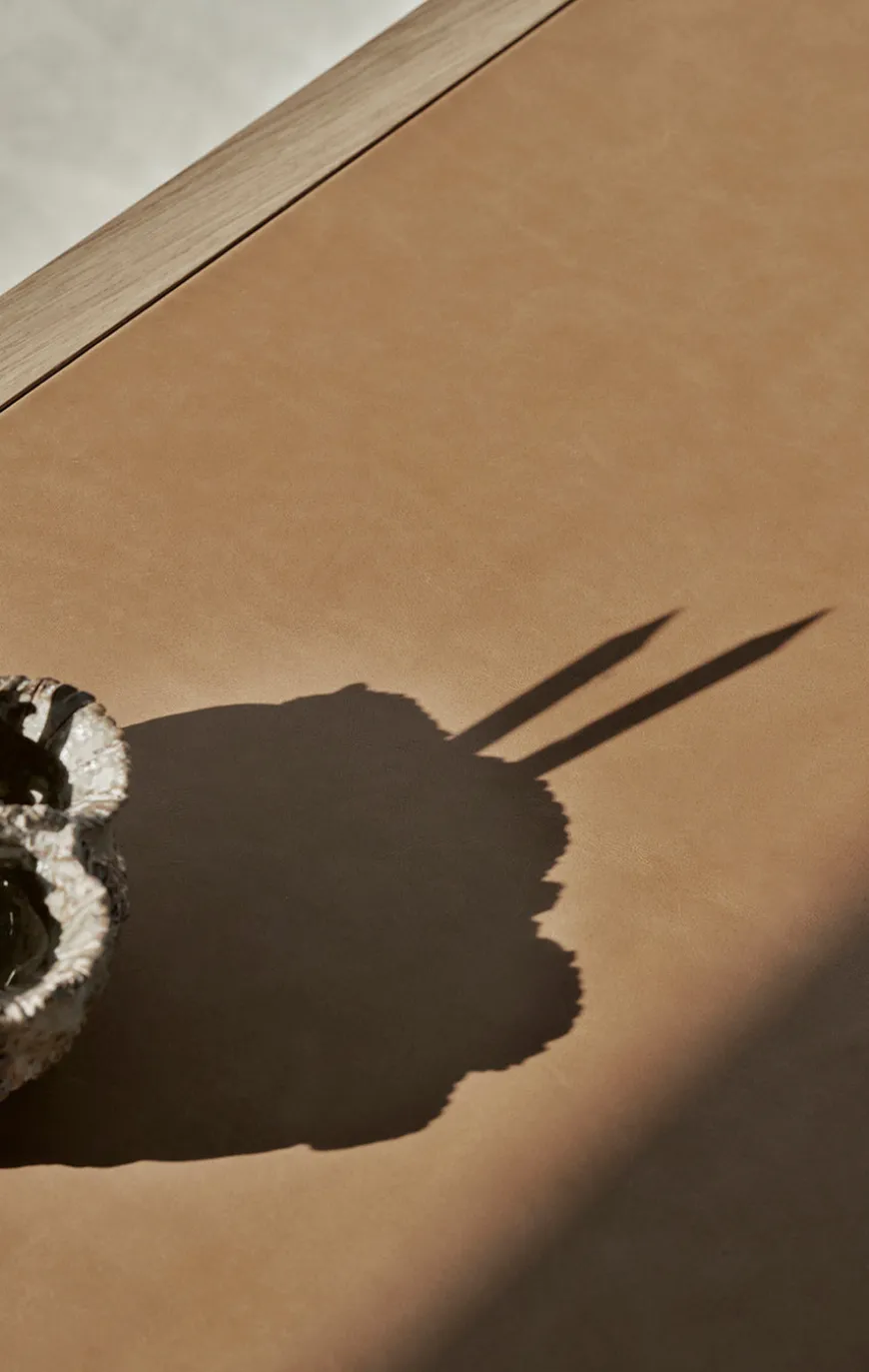 VIPP430 Studio Desk, camel leather fra Vipp