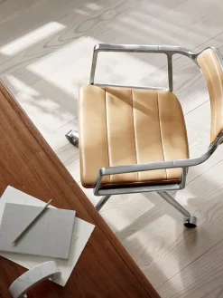 VIPP452 Swivel Chair m/hjul, camel læder fra Vipp