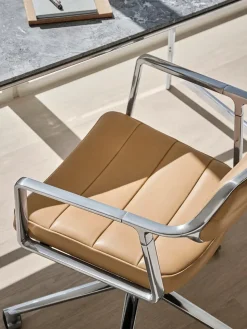 VIPP453 Swivel+ Chair m/hjul, camel læder fra Vipp