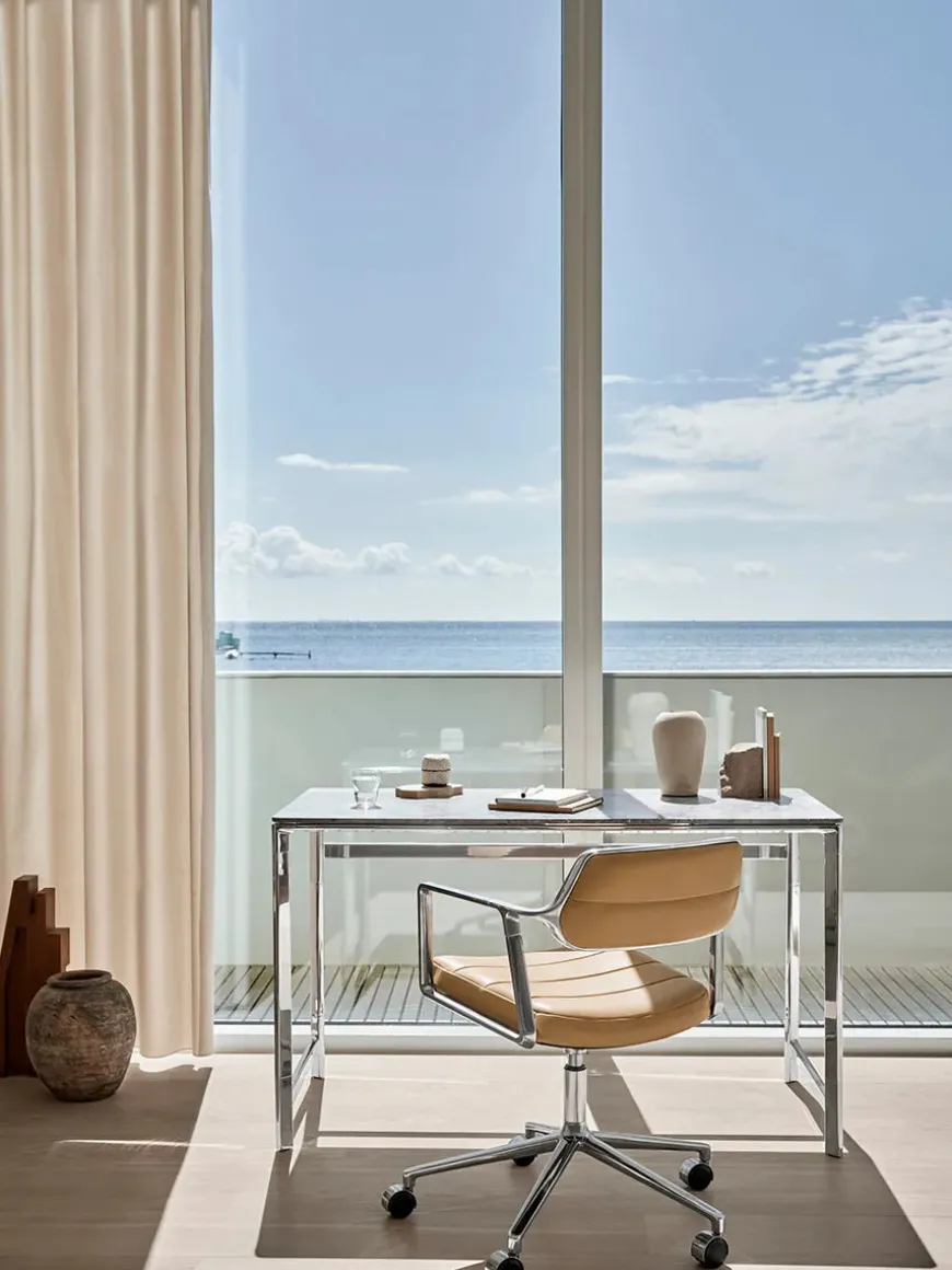 VIPP453 Swivel+ Chair m/sort stel & hjul, sort læder fra Vipp