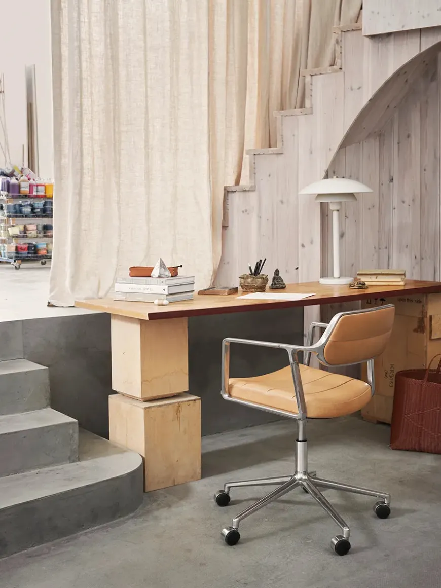 VIPP453 Swivel+ Chair m/sort stel & hjul, sort læder fra Vipp